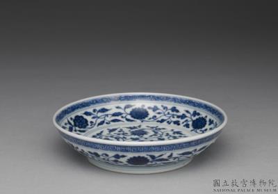 图片[2]-Dish with Indian lotus scrolls in underglaze blue, Qing dynasty, Qianlong reign (1736-1795)-China Archive